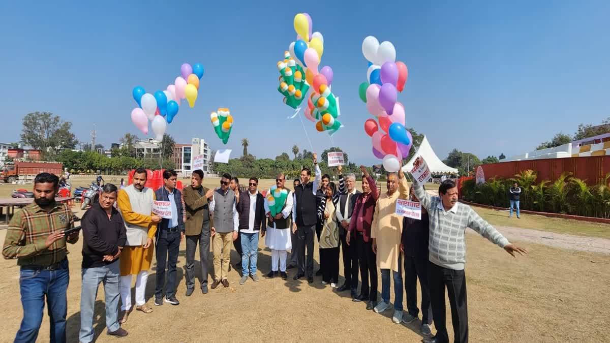 राजभवन कूच से पहले कांग्रेस ने भ्रष्टाचार, महंगाई, बेरोजगारी जैसे संदेशों और नारों के साथ गुब्बारे उड़ाए…