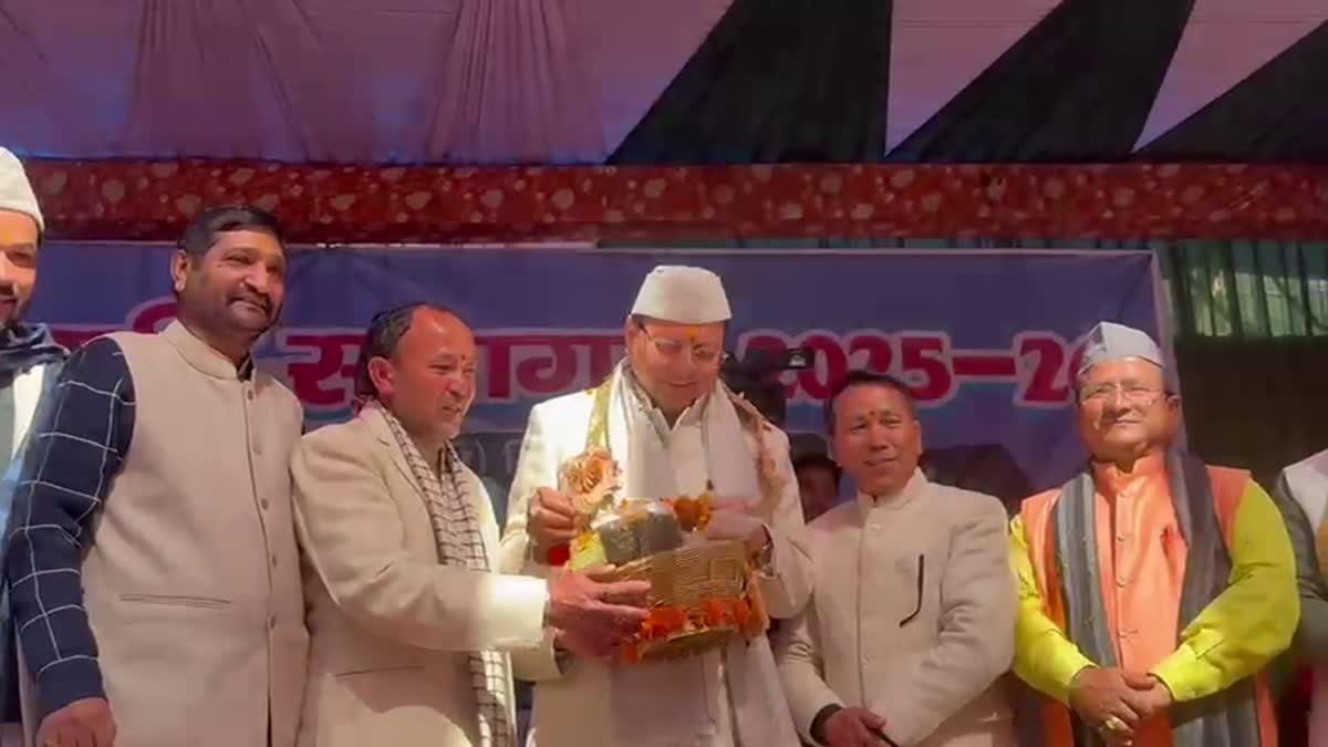 नीति माणा जनजाति समागम सम्मेलन में सीएम धामी, पारंपरिक वेशभूषा में आये नजर