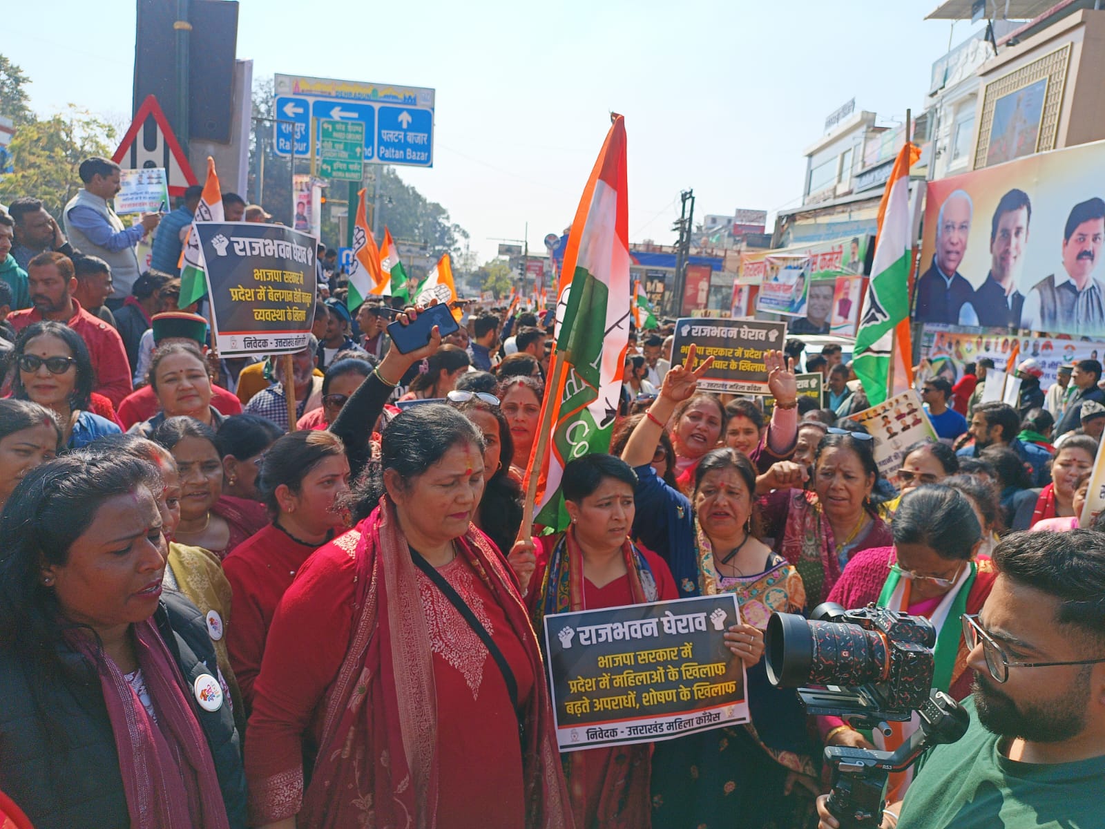 देहरादून की सड़कों पर उतरा कांग्रेस का जनसैलाब, राजभवन के लिए कूच, इन मुद्दों पर सरकार के खिलाफ बोला हल्ला