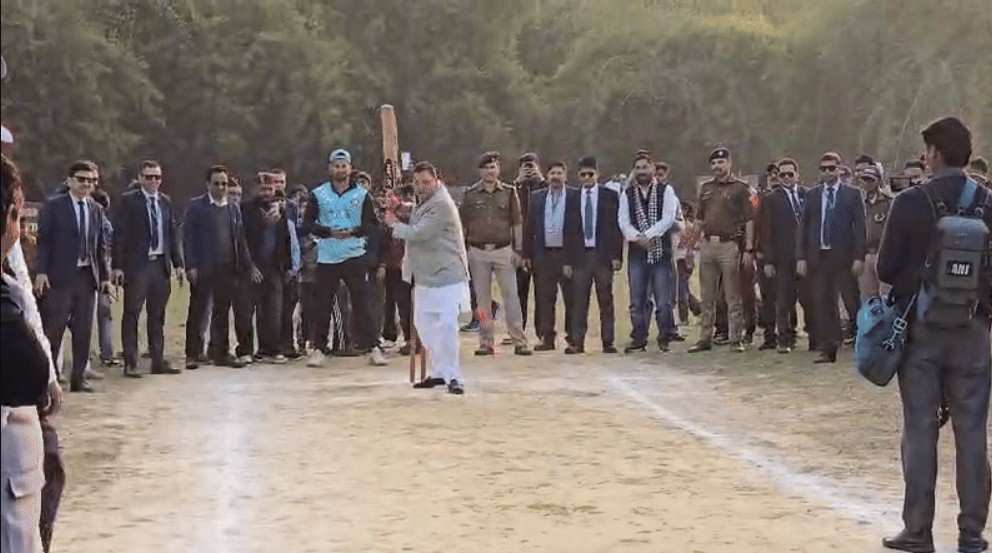 सीएम धामी ने क्रिकेट में आजमाया हाथ, शॉट लगाकर बोले- खेलों में करियर की अपार संभावनाएं
