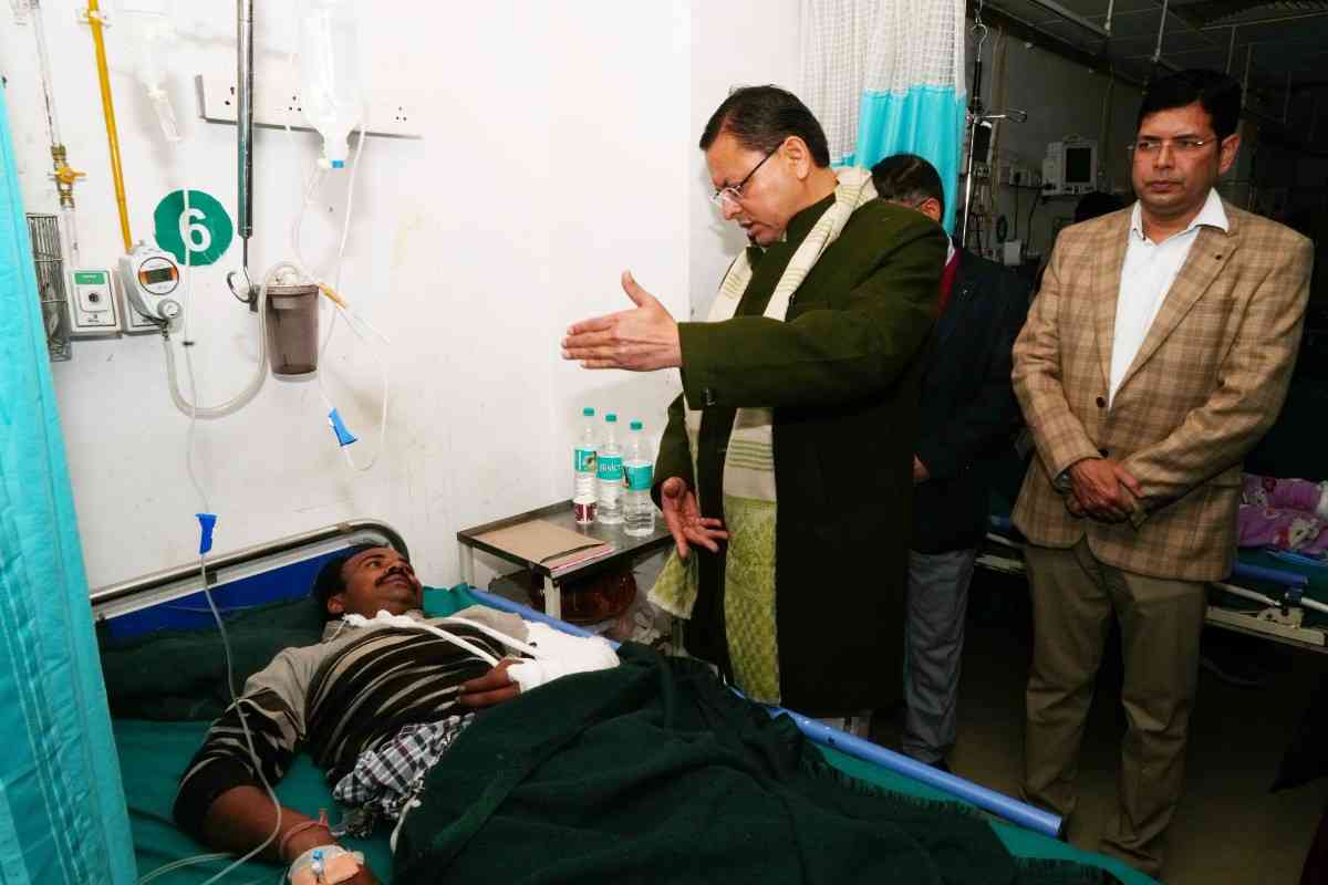 कालसी दुर्घटना में घायल लोगों को देखने दून अस्पताल पहुंचे सीएम धामी, डॉक्टरों को दिए घायलों को बेहतर इलाज देने के निर्देश