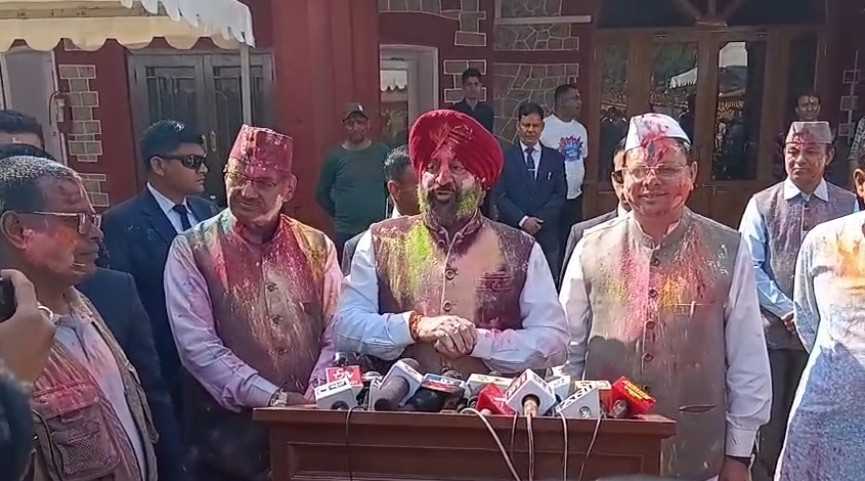लोकभवन में धूमधाम से मनाई गई होली, CM धामी और राज्यपाल ने एक-दूसरे को लगाया गुलाल, प्रदेशवासियों को दी शुभकामनाएं