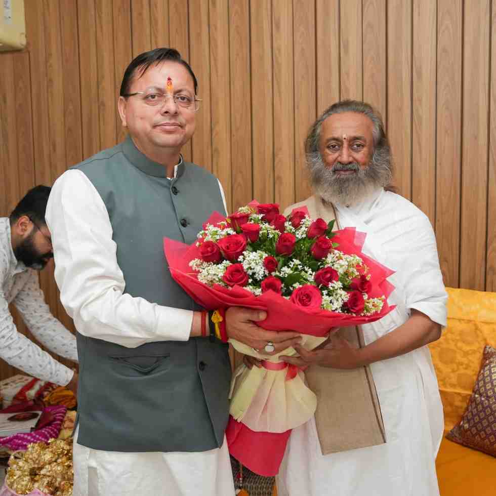 ऋषिकेश में मुख्यमंत्री धामी ने श्री श्री रविशंकर से की भेंट, लिया आशीर्वाद और आध्यात्मिक विषयों पर हुआ संवाद