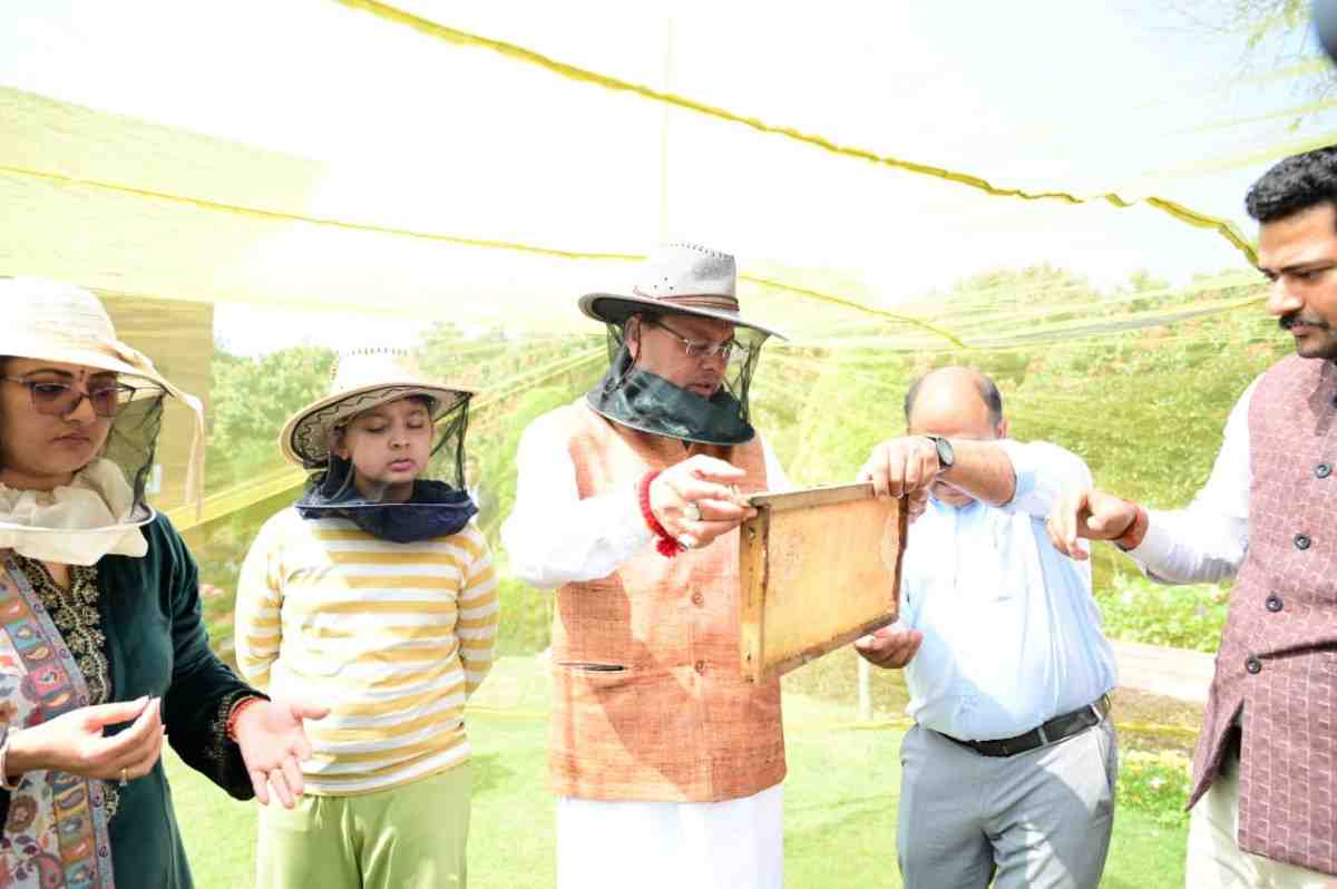 सीएम आवास परिसर में निकाला गया 60 किलो शहद, मुख्यमंत्री ने 3-बी गार्डन विकसित करने के दिए निर्देश
