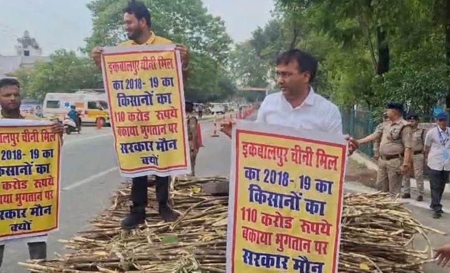 विशेष सत्र: विधानसभा गेट पर गन्ना ट्रॉली पलटकर कांग्रेस विधायक का प्रदर्शन, सरकार से की किसानों के 110 करोड़ बकाया भुगतान की मांग