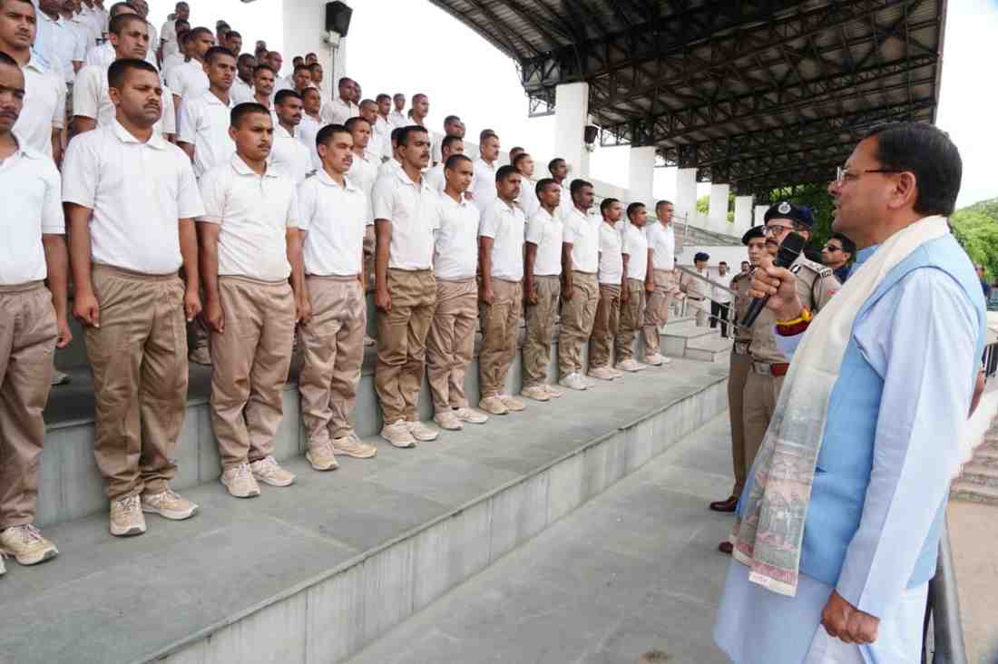 पुलिस लाइन देहरादून में मुख्यमंत्री धामी ने प्रशिक्षण ले रहे कांस्टेबलों को किया संबोधित
