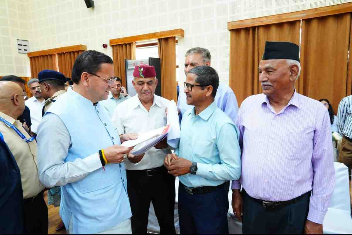 मुख्यमंत्री धामी ने मुख्य सेवक सदन में सुनी जन समस्याएं, कई मामलों का मौके पर समाधान