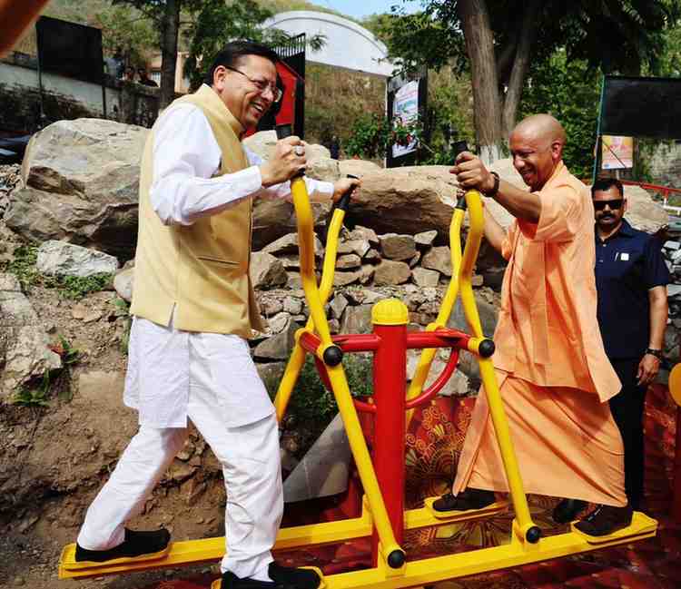 सीएम योगी और धामी ने यमकेश्वर में विकास योजनाओं का किया लोकार्पण, शिव मंदिर में की पूजा