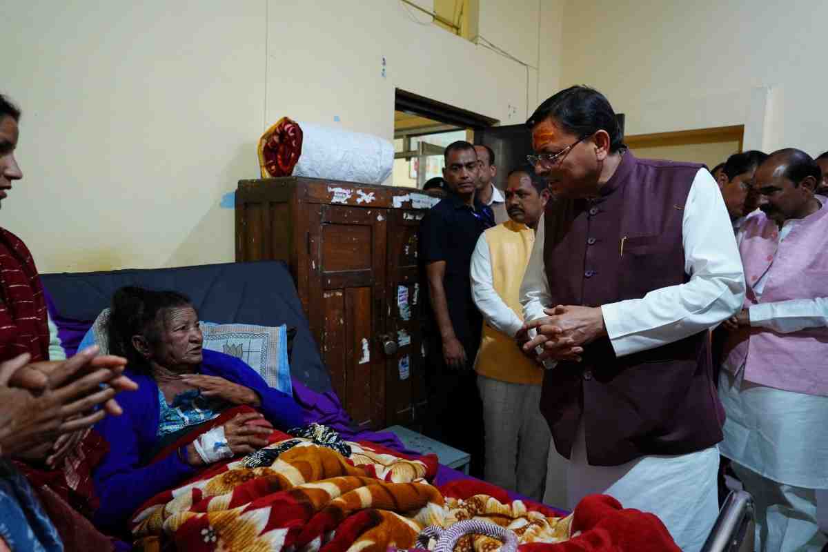 जिला अस्पताल पहुंचे मुख्यमंत्री पुष्कर सिंह धामी, मरीजों का जाना हालचाल