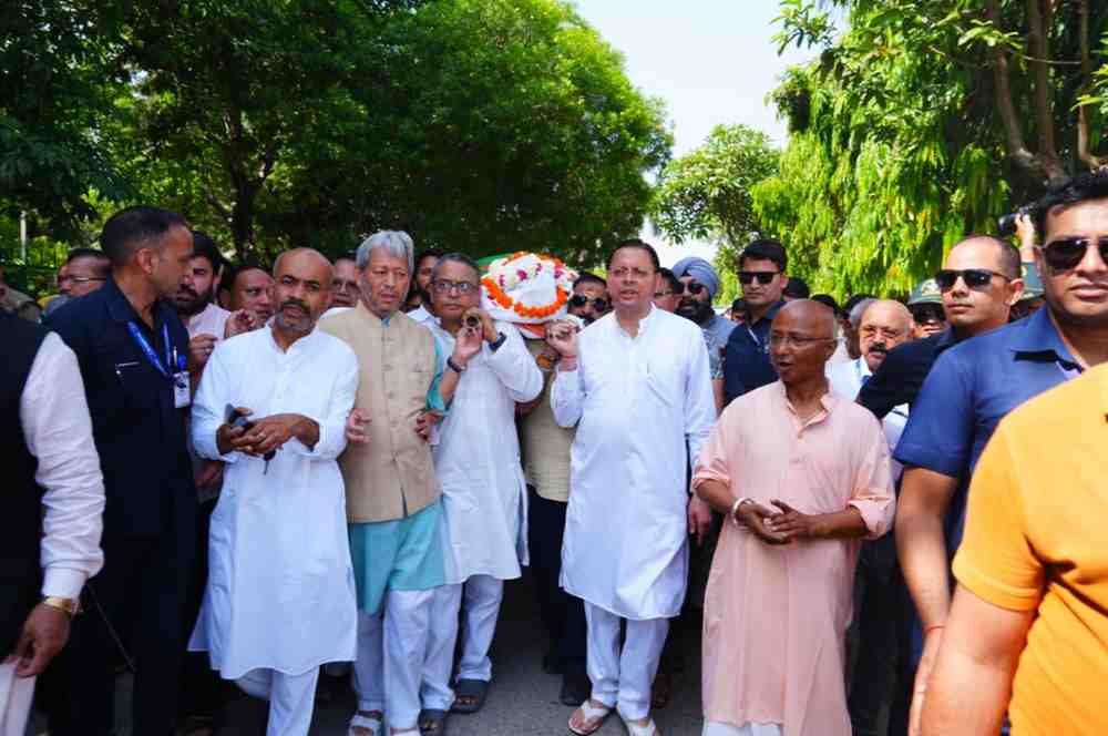 बीजेपी प्रदेश कार्यालय में पूर्व सीएम बीसी खंडूड़ी को अंतिम विदाई, सीएम धामी ने दिया कंधा
