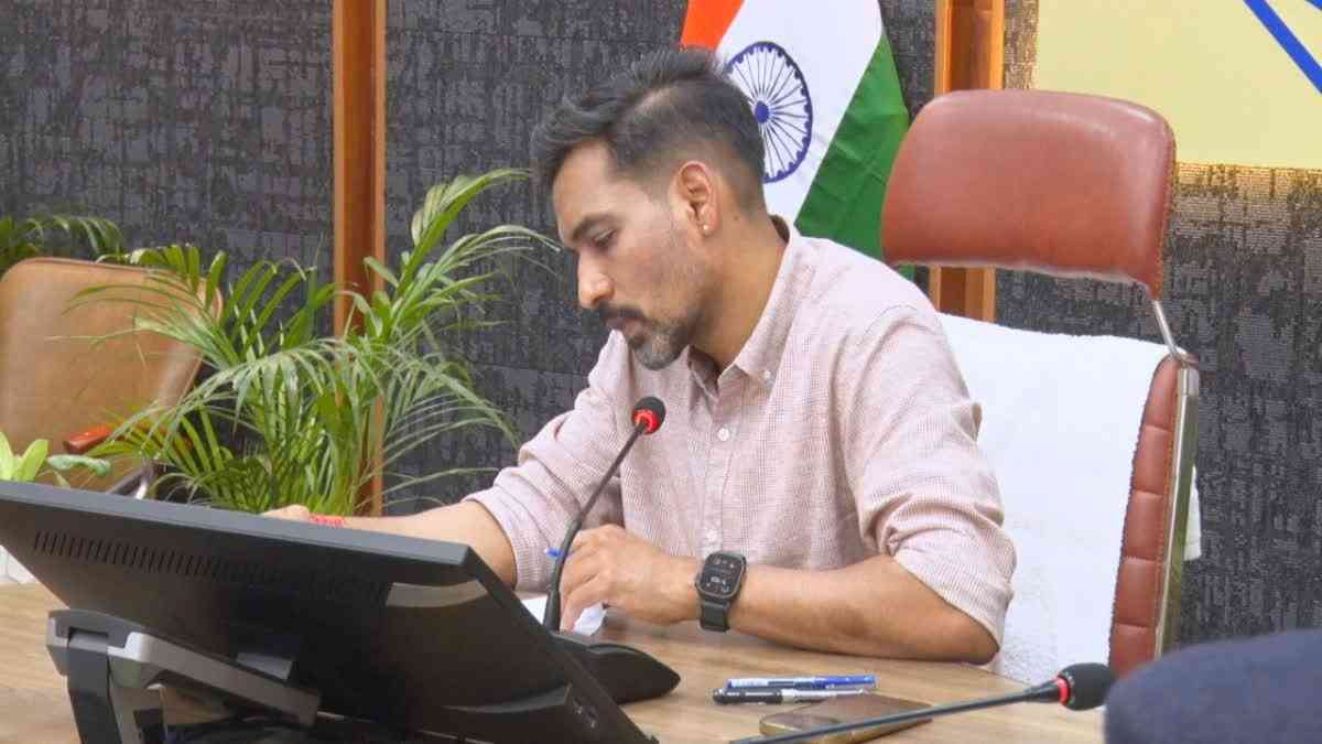 देहरादून को मिला ‘मिस्टर कूल’ डीएम, जनता के बीच रहने वाले अफसर हैं आशीष चौहान