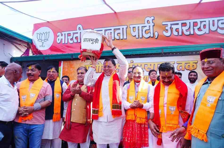 बंगाल जीत का जश्न: पुष्कर सिंह धामी ने कार्यकर्ताओं को खिलाई झालमुड़ी, देहरादून में जश्न का माहौल