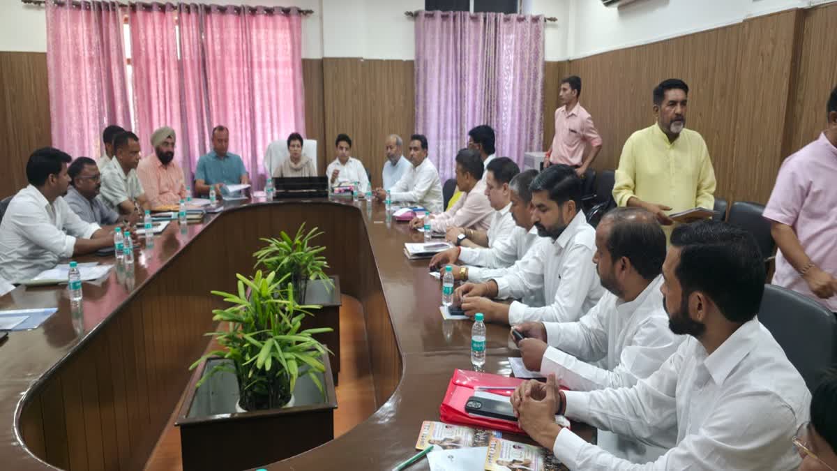कांग्रेस संगठन को मजबूत करने में जुटीं प्रभारी कुमारी शैलजा, जिला अध्यक्षों और वरिष्ठ नेताओं के साथ की बैठक