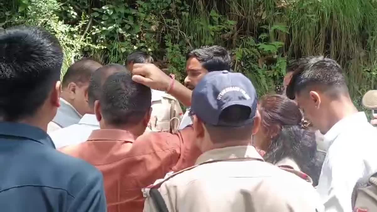 पोखरी में भाजपा प्रदेश अध्यक्ष महेंद्र भट्ट का यूकेडी ने किया घेराव, कर्णप्रयाग घटना और बदहाल सड़कों पर  किया हंगामा