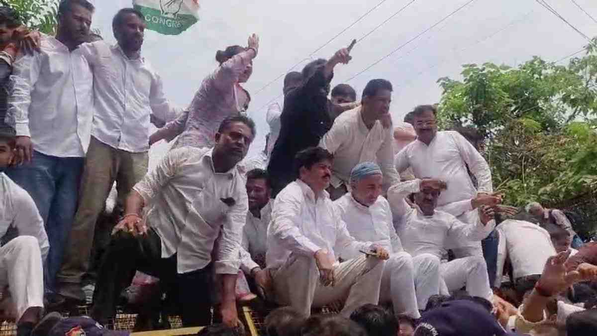 भूमि घोटालों के विरोध में कांग्रेस का सचिवालय कूच, पुलिस से धक्का-मुक्की के बाद कई नेता हिरासत में