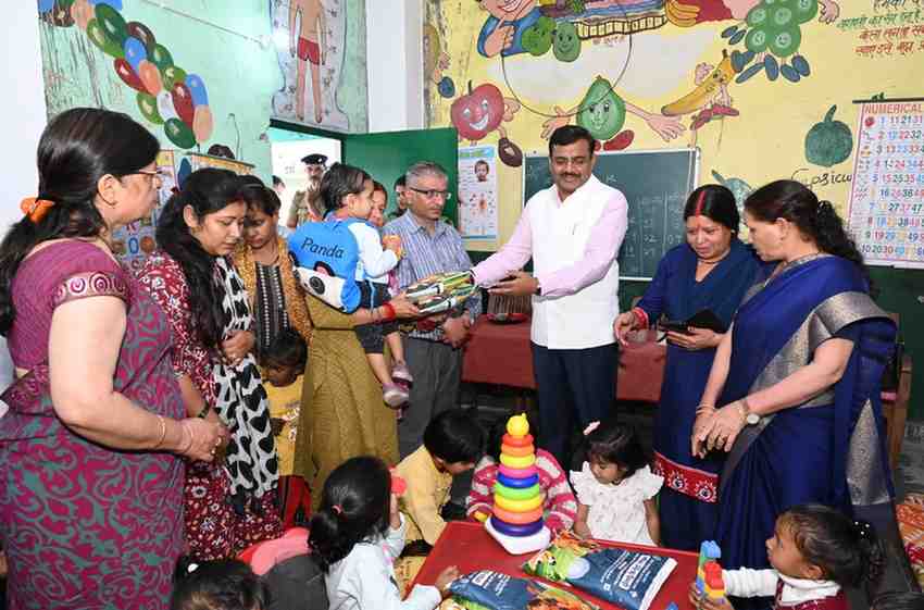 टिहरी दौरे पर मुख्य सचिव :  स्कूल-आंगनबाड़ी से लेकर खेल सुविधाओं तक परखी जमीनी हकीकत