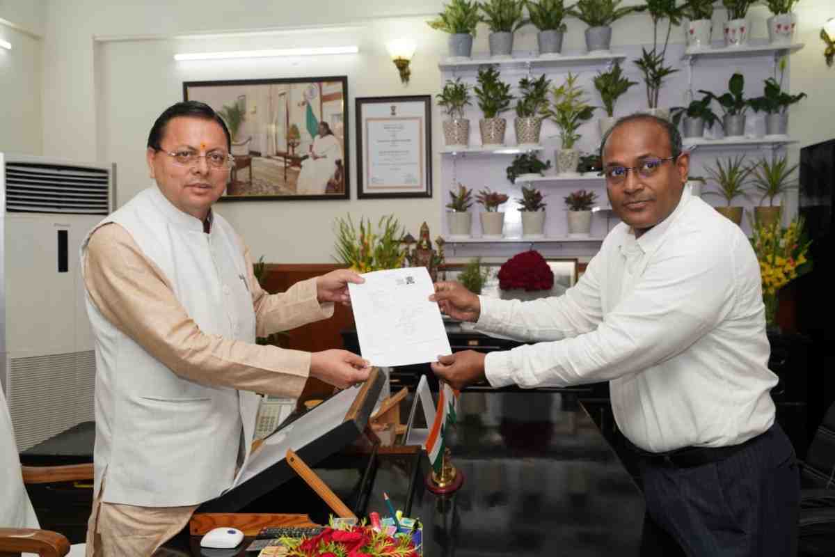 उत्तराखंड में SIR शुरू, सीएम धामी को सौंपा गया गणना फॉर्म