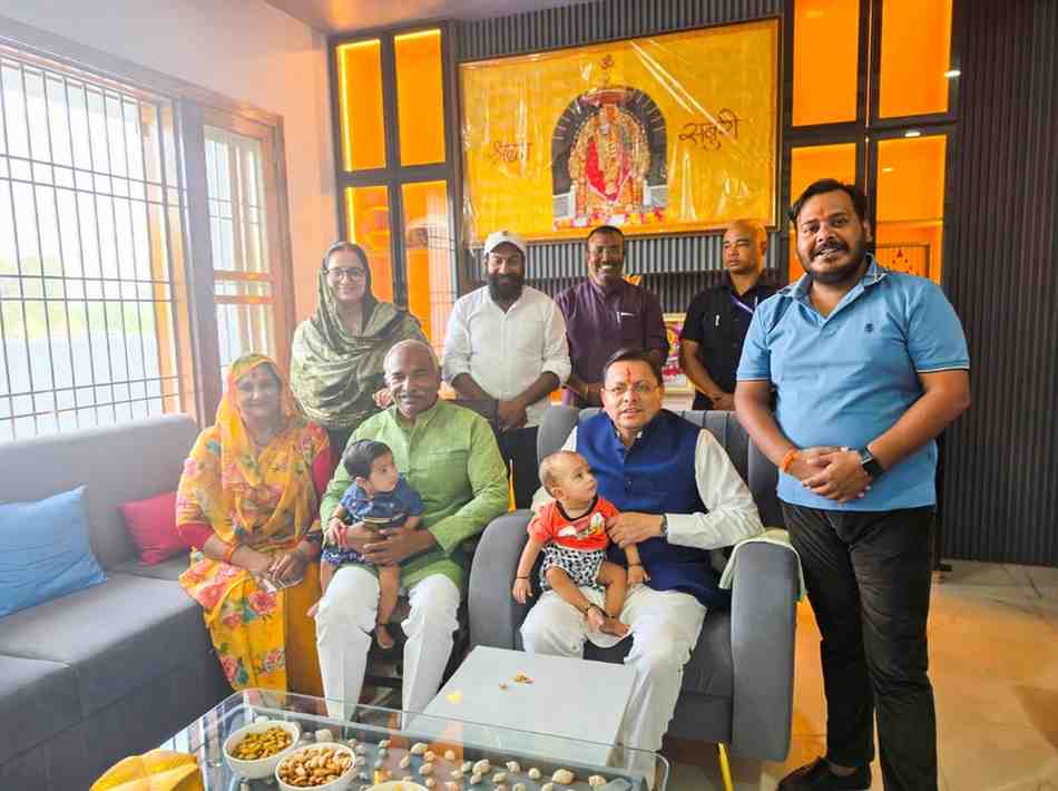 गदरपुर दौरे के दौरान विधायक अरविंद पांडेय के आवास पहुंचे सीएम धामी, परिजनों से की आत्मीय मुलाकात