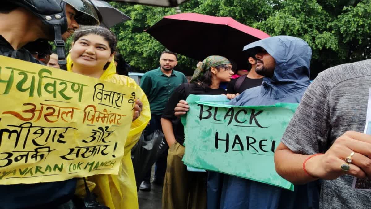 उत्तराखंड: हरेला से पहले ‘ब्लैक हरेला’ अभियान तेज, पेड़ कटान के विरोध में युवाओं का प्रदर्शन