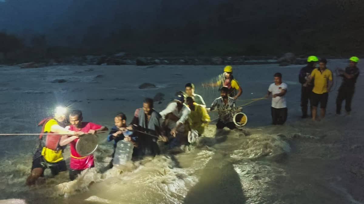 देहरादून में उफनाई नदी, टापू पर फंसे सात लोगों को एसडीआरएफ ने सुरक्षित निकाला, संतला देवी मंदिर के पास अचानक बढ़ा जलस्तर
