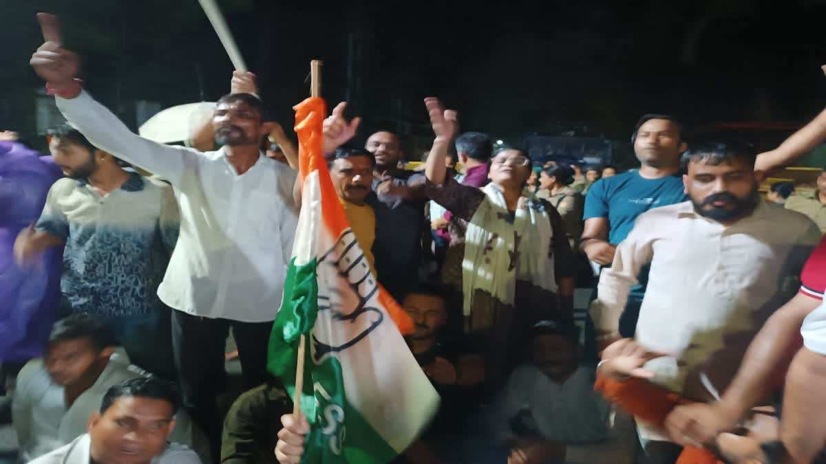 राहुल गांधी की हिरासत और छात्रों पर लाठीचार्ज के विरोध में देहरादून में प्रदर्शन, कांग्रेसियों ने किया लोक भवन कूच
