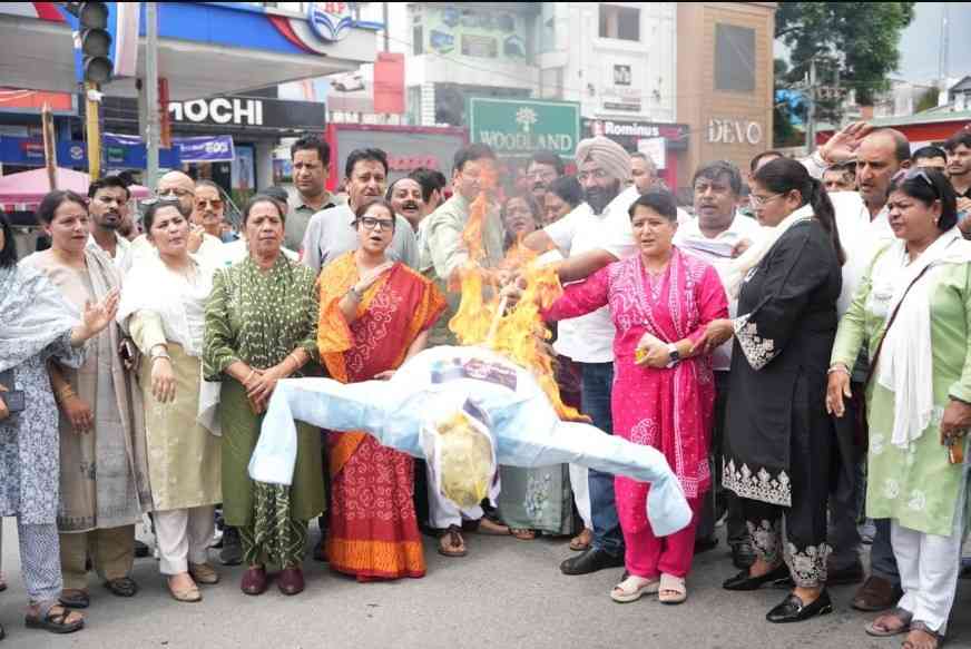 केंद्रीय मंत्री के बयान के विरोध में महिला कांग्रेस का प्रदर्शन, पुतला फूंककर जताया विरोध