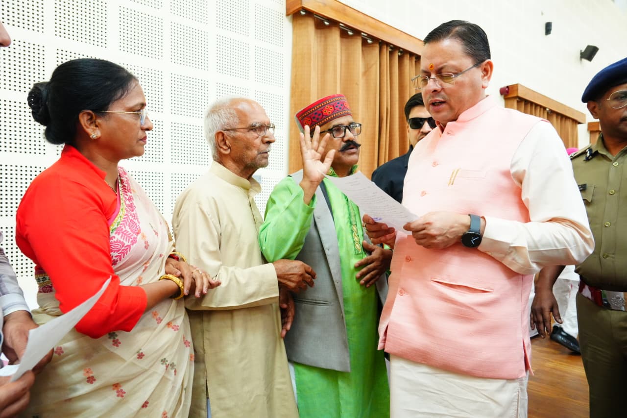 मुख्यमंत्री धामी ने सुनी जन समस्याएं, अधिकारियों को त्वरित समाधान के दिए निर्देश, कहा—जनहित और सुशासन सरकार की सर्वोच्च प्राथमिकता