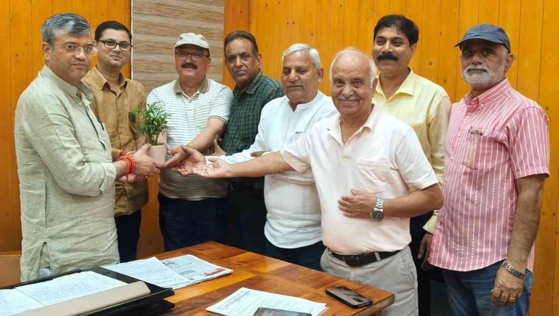देहरादून:मूलभूत समस्याओं को लेकर महापौर और नगर आयुक्त के पास पहुंचे द्रोण वाटिका कॉलोनी निवासी, मिला समाधान का भरोसा