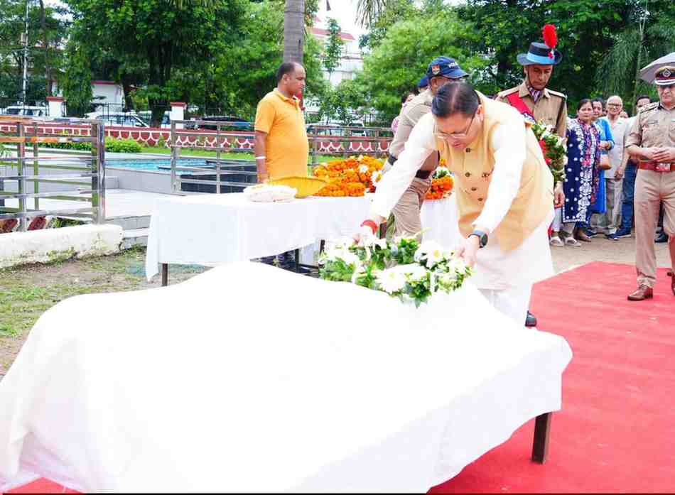 एलआईयू निरीक्षक मनोज मनराल को मुख्यमंत्री धामी ने दी श्रद्धांजलि, शोक संतप्त परिवार के प्रति जताई संवेदना