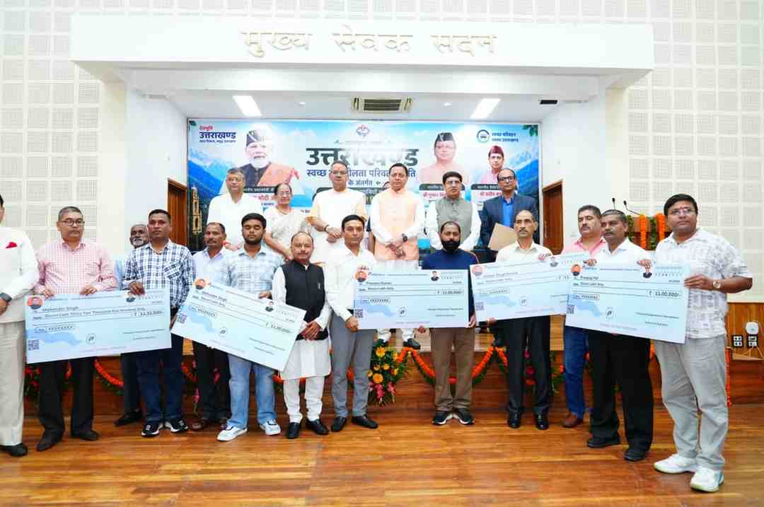 CM धामी ने स्वच्छ गतिशील परिवर्तन नीति के तहत 6 वाहन स्वामियों को दिए सब्सिडी चेक, 11 स्वच्छ ईंधन वाहनों को हरी झंडी दिखाकर किया रवाना