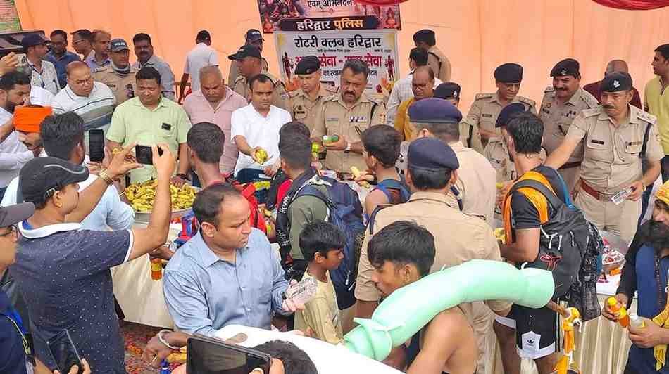 हरिद्वार कांवड़ यात्रा में 50 लाख श्रद्धालु पहुंचे, डीएम-एसएसपी ने पुष्पवर्षा कर किया कांवड़ियों का स्वागत