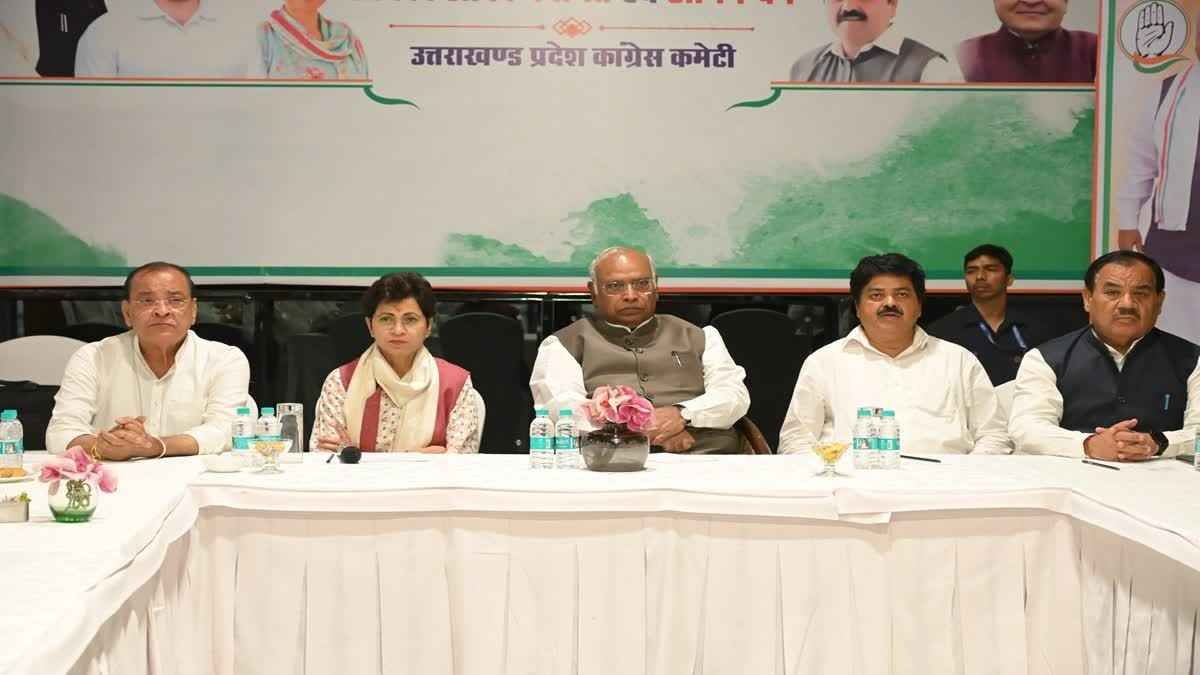 रुद्रपुर में खड़गे की कांग्रेस नेताओं के साथ बैठक, मिशन 2027 पर मंथन
