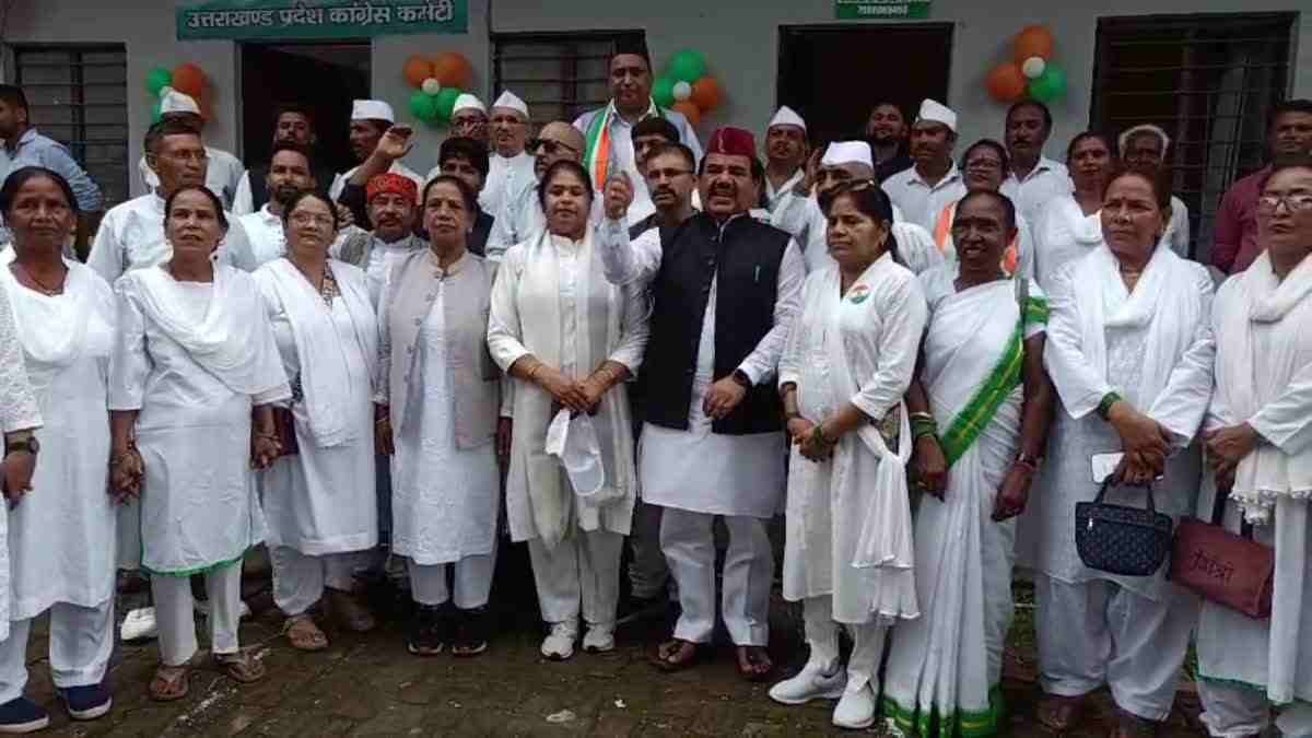 स्वतंत्रता दिवस: कांग्रेस मुख्यालय में हरक सिंह रावत ने फहराया तिरंगा, शहीदों को किया नमन