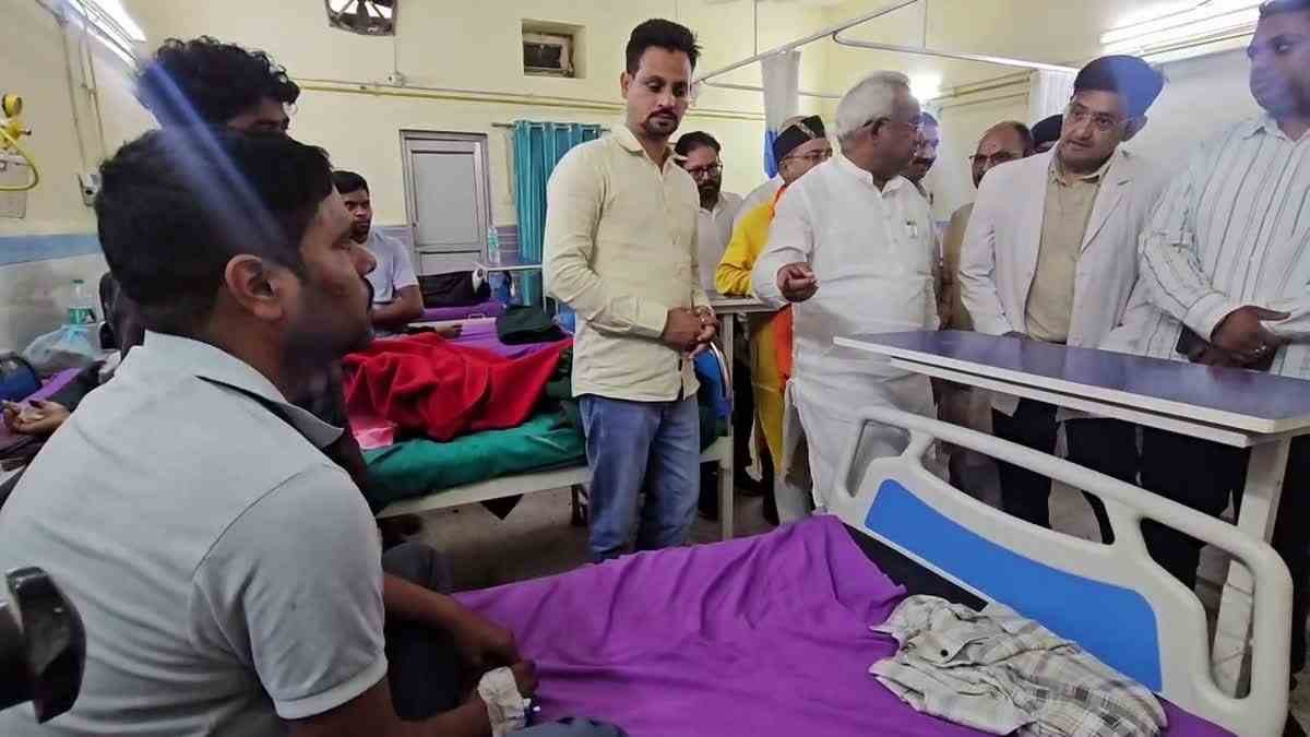पीपलकोटी टनल हादसे मे घायल श्रमिकों से मिले मंत्री मदन कौशिक, कहा – इलाज में नहीं होगी कोई कमी
