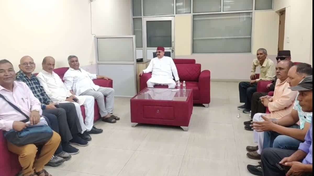 भाजपा कार्यालय में ‘अपनों’ ने ही खोला मोर्चा, कैबिनेट मंत्री सतपाल महाराज के सामने रखीं शिकायतें