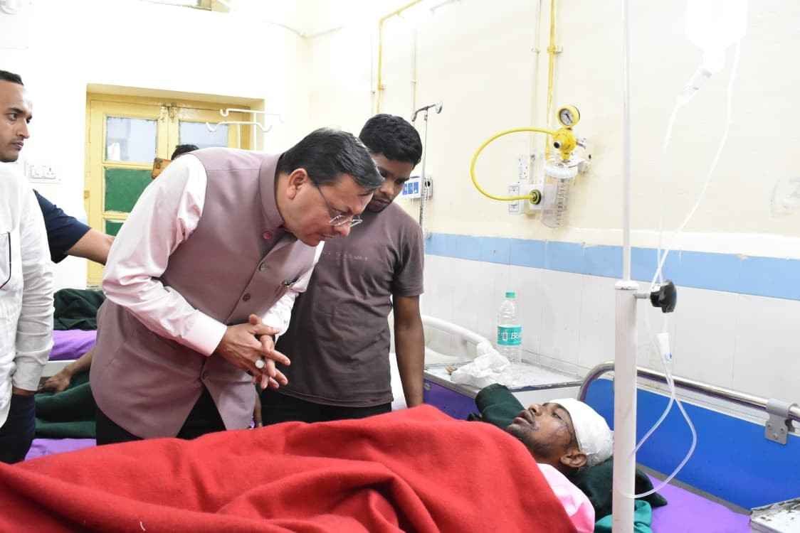 पीपलकोटी टनल हादसा: घायल श्रमिकों से मिले CM धामी, जिला अस्पताल में जाना कुशलक्षेम