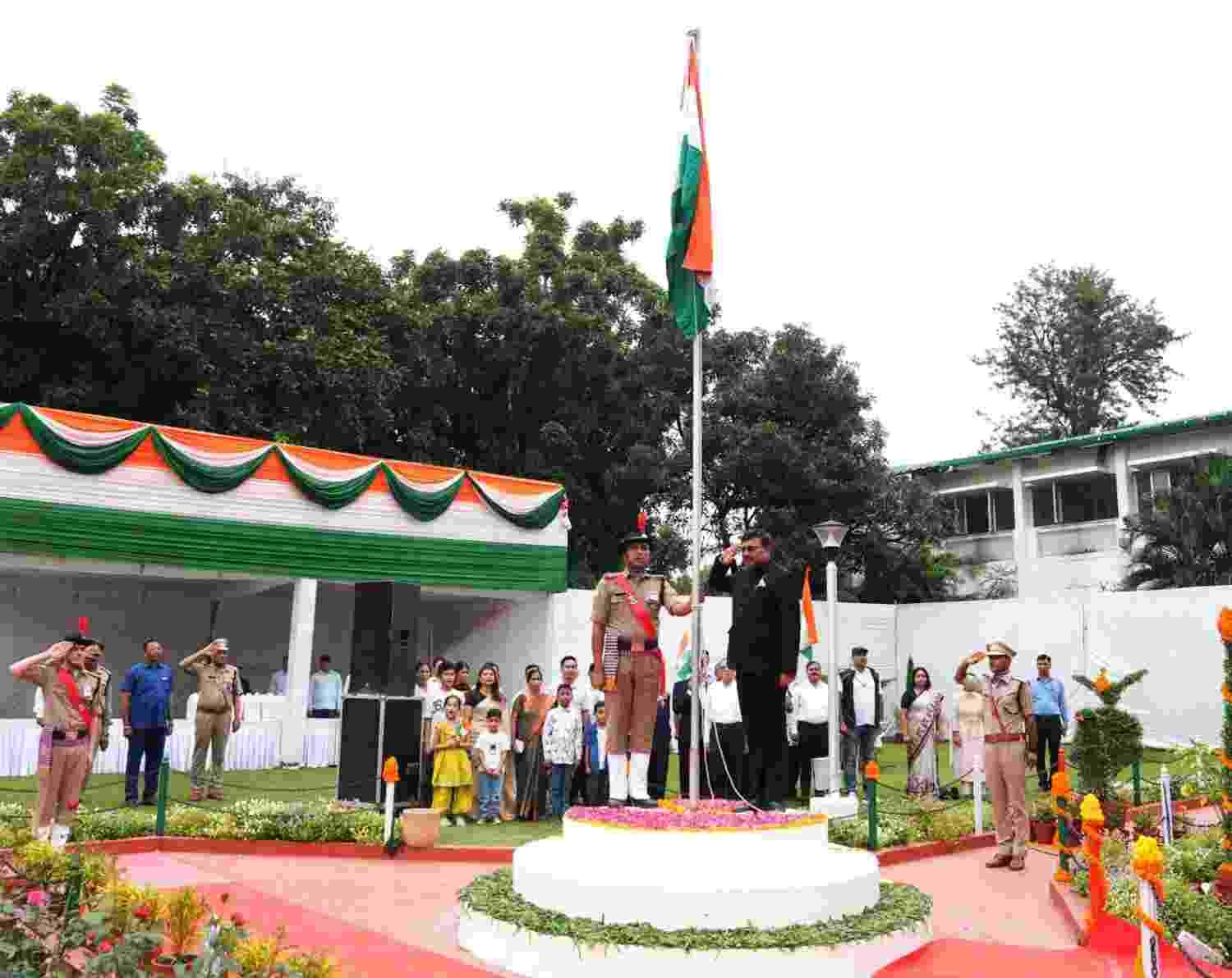 स्वतंत्रता दिवस पर मुख्य सचिव ने सुशासन और विकसित उत्तराखण्ड का लिया संकल्प, सचिवालय मे किया ध्वजारोहण