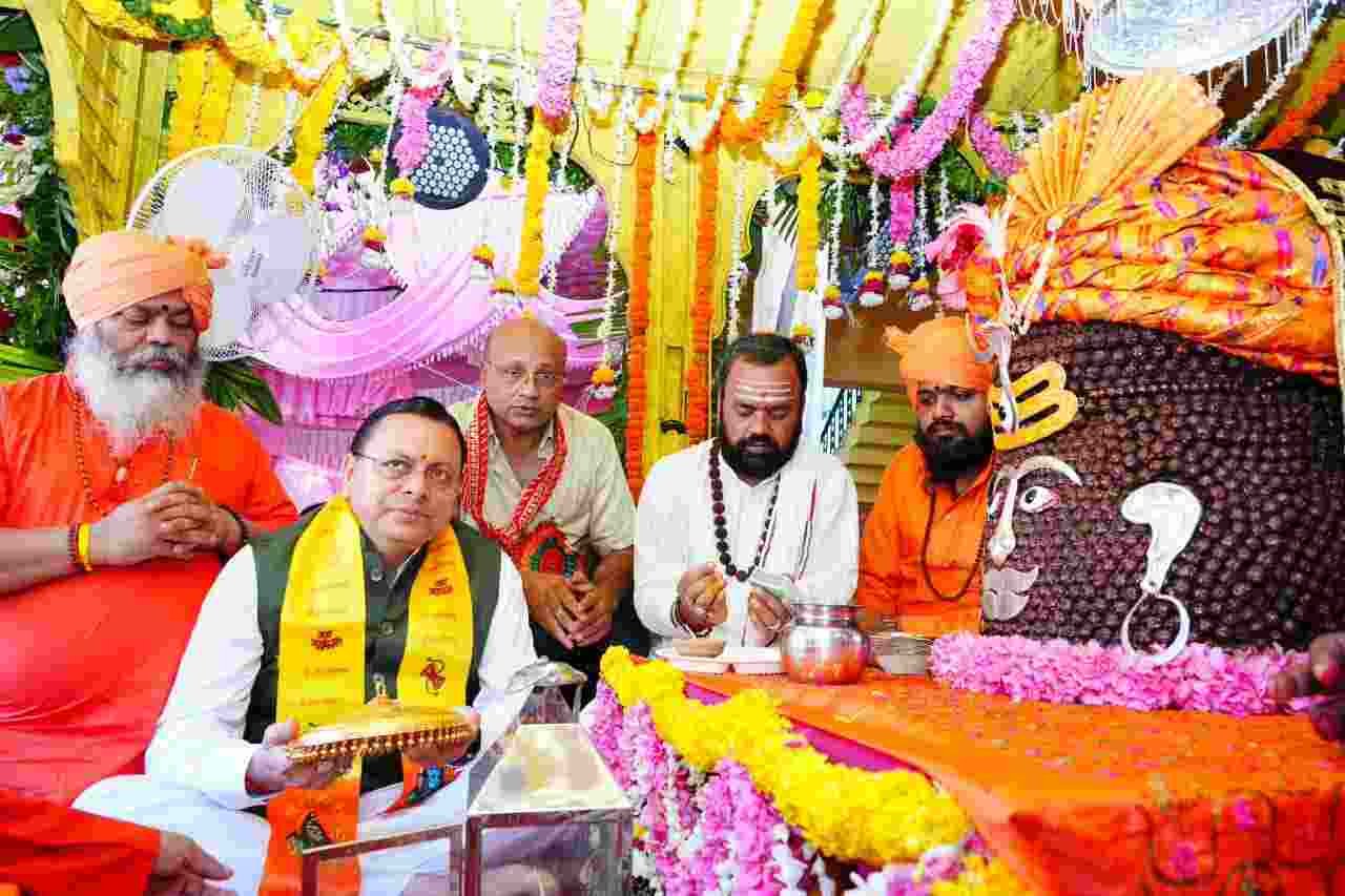 टपकेश्वर महादेव की भव्य शोभायात्रा में शामिल हुए सीएम धामी, प्रदेश की सुख-समृद्धि की कामना की