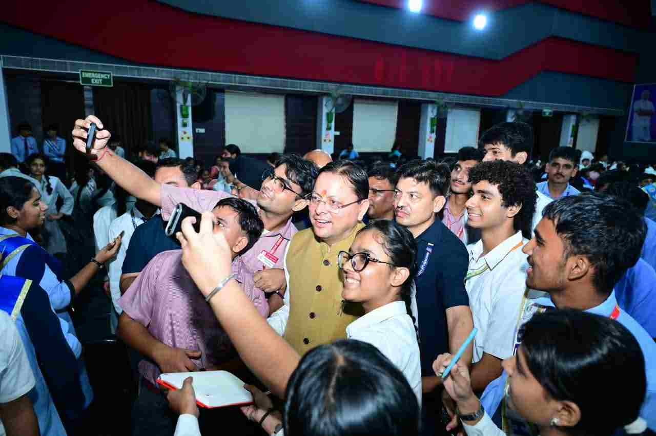 CM धामी ने विद्यार्थियों से किया संवाद, ‘मेरे सपनों का उत्तराखंड’ पर जाना भविष्य का विजन