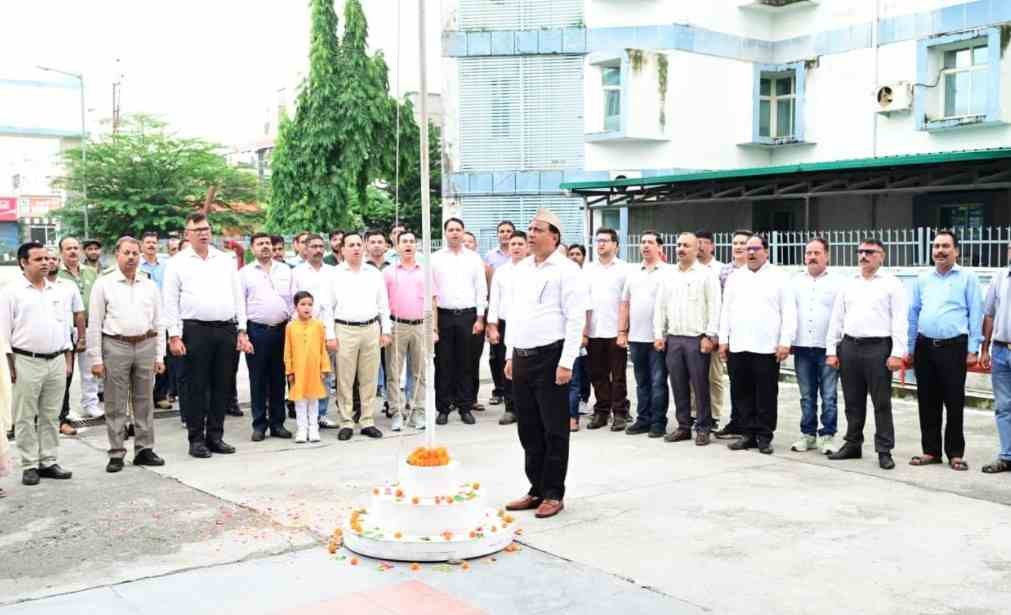 स्वतंत्रता दिवस: सूचना एवं लोकसंपर्क विभाग के महानिदेशक बंशीधर तिवारी ने विभागीय परिसर में किया ध्वजारोहण