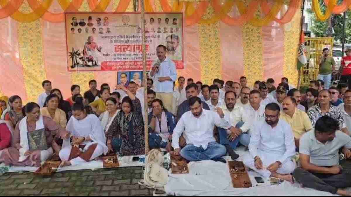हल्द्वानी शुद्धिकरण मामले पर कांग्रेस का सत्याग्रह, चरखा चलाकर जताया विरोध