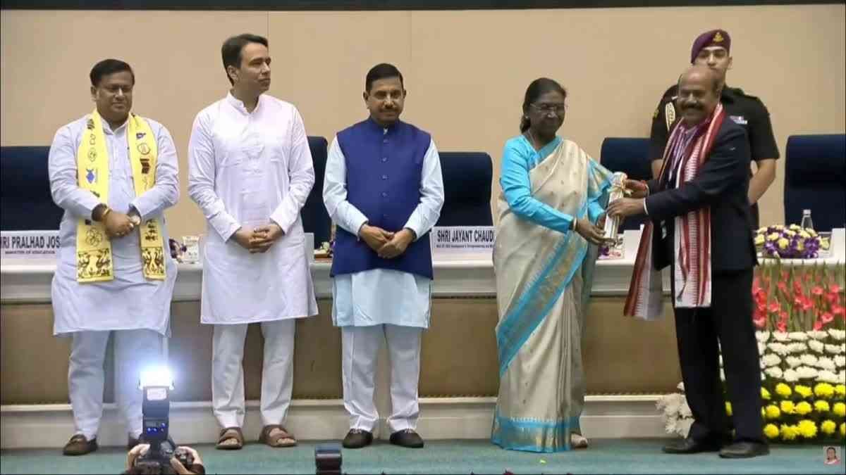 पौड़ी के शिक्षक गबर सिंह बिष्ट को राष्ट्रपति मुर्मू ने किया सम्मानित, राष्ट्रीय शिक्षक पुरस्कार से बढ़ा उत्तराखंड का मान