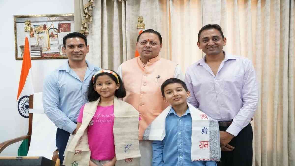 सीएम धामी से मिले किलिमंजारो फतह करने वाले नन्हे पर्वतारोही रियांश और प्रिशा, CM ने दी बधाई