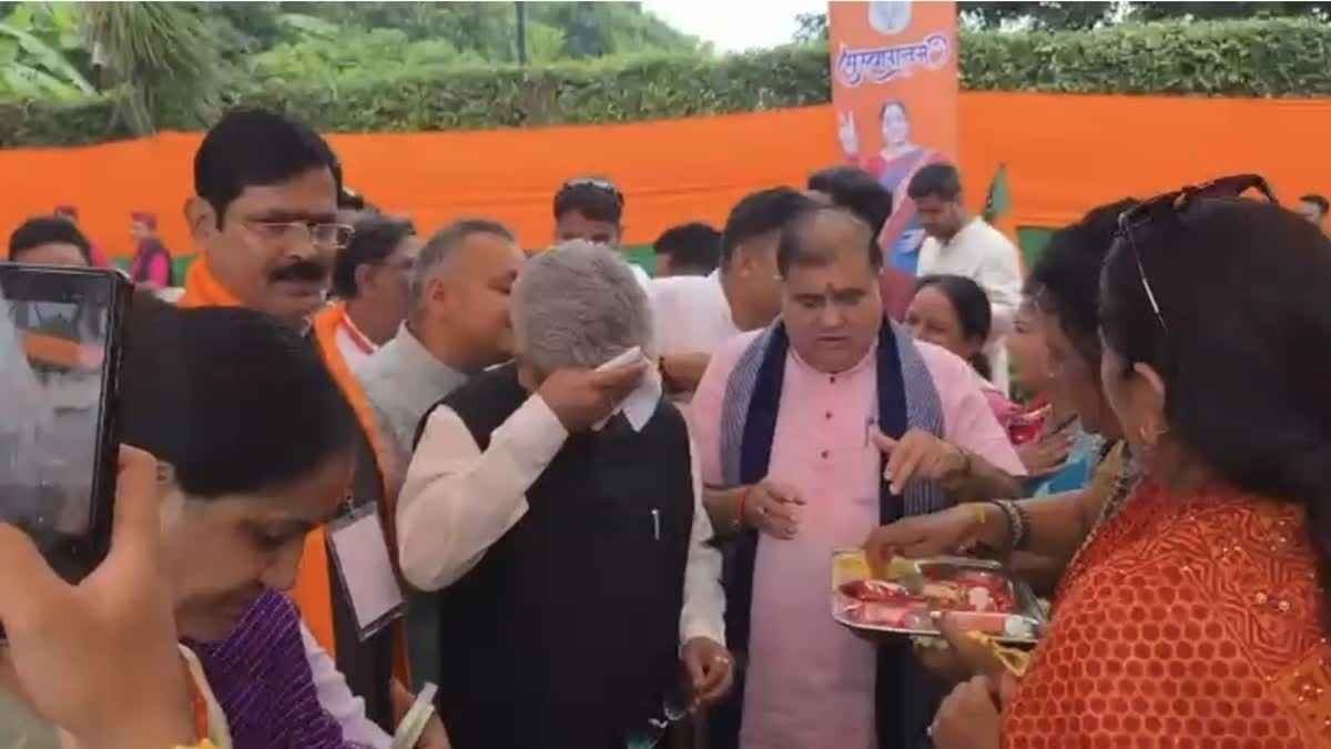 टीका पोंछने के वीडियो से दुष्यंत गौतम घिरे, कांग्रेस ने लगाया सनातन के अपमान का आरोप