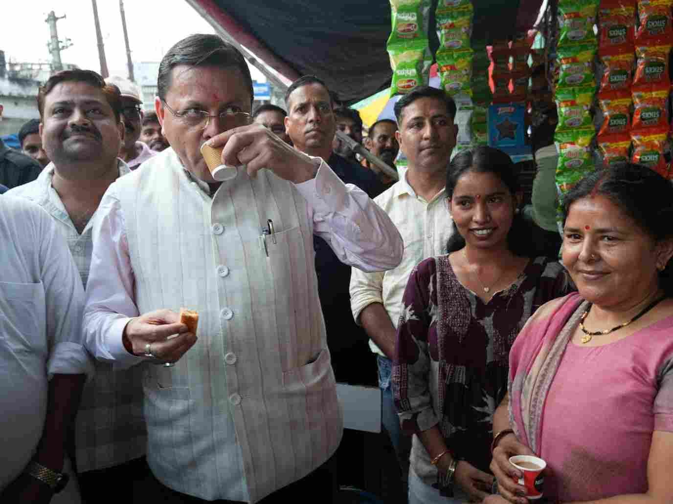 खटीमा में सीएम धामी की सादगी, पैदल चलकर डेयरी पहुंचे और पी चाय