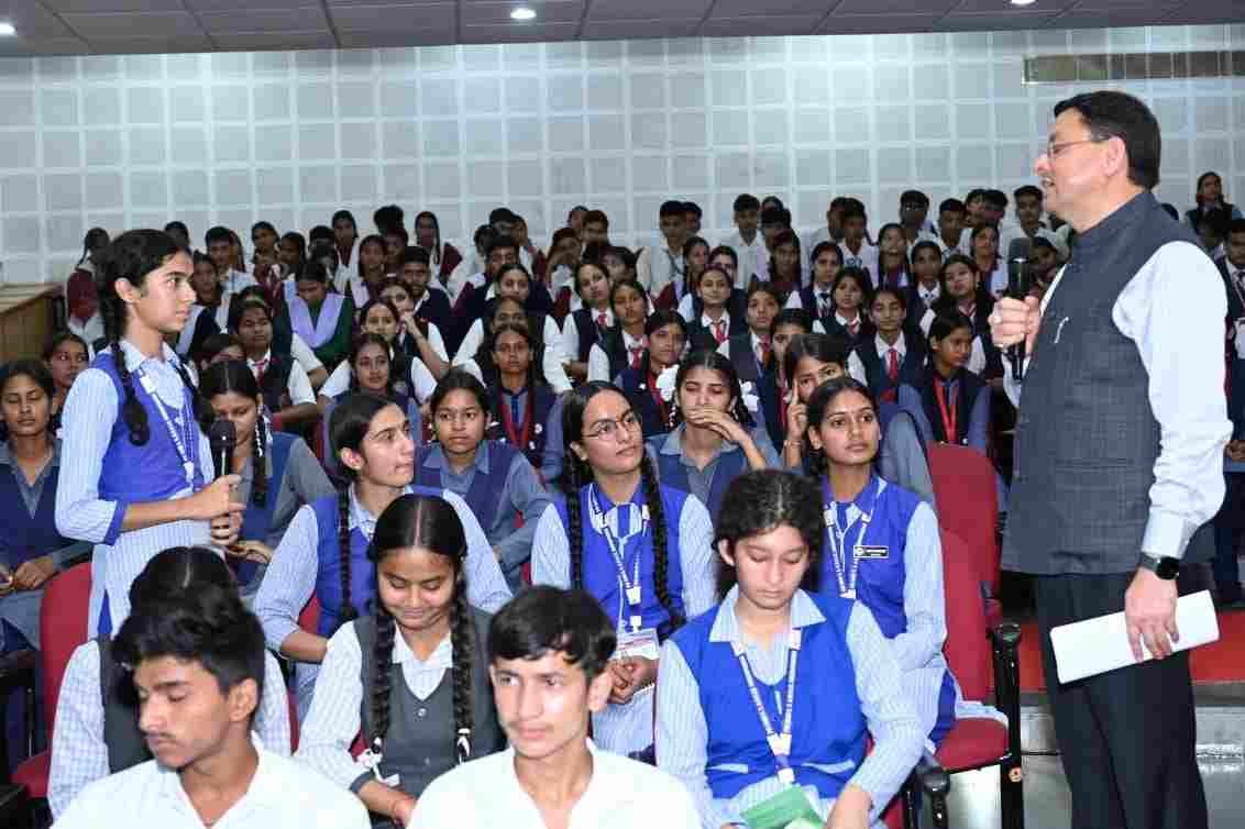 CM धामी ने विद्यार्थियों ने साझा किए विकसित उत्तराखंड के सपने, कहा – युवा ही देश और प्रदेश का भविष्य