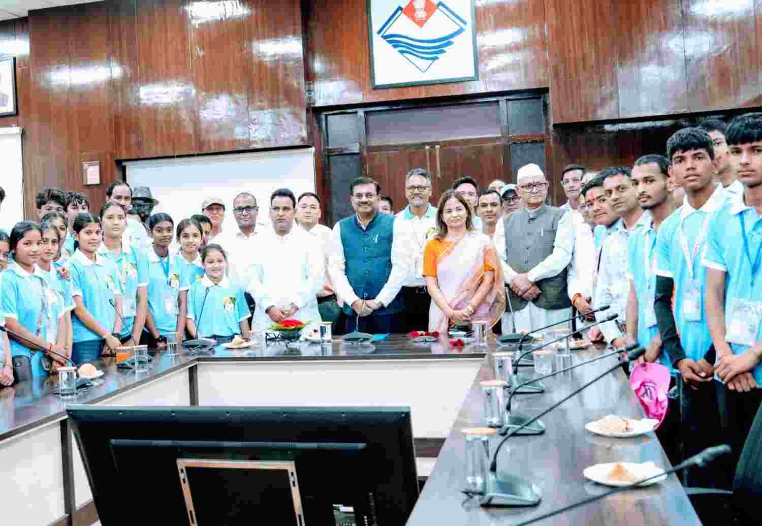 देवप्रयाग के टॉपर विद्यार्थियों से मिले मुख्य सचिव, तकनीक के साथ कदम से कदम मिलाकर चलने की दी सीख