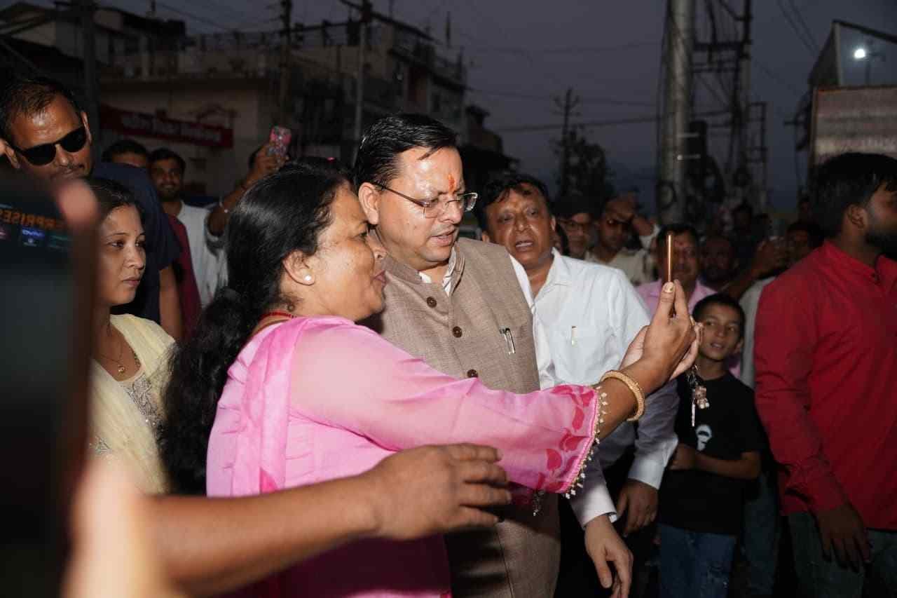 जल सृष्टि पार्क से लौटते समय सीएम धामी ने रुकवाया काफिला, बच्चों और आमजन के साथ खिंचवाईं सेल्फी
