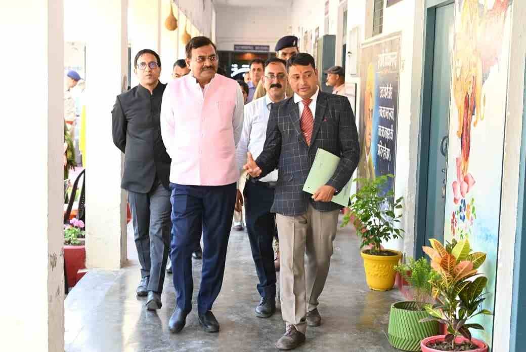 उत्तरकाशी: सीमांत क्षेत्र के दौरे पर मुख्य सचिव, हवाई पट्टी से लेकर स्कूल तक व्यवस्थाओं का लिया जायजा