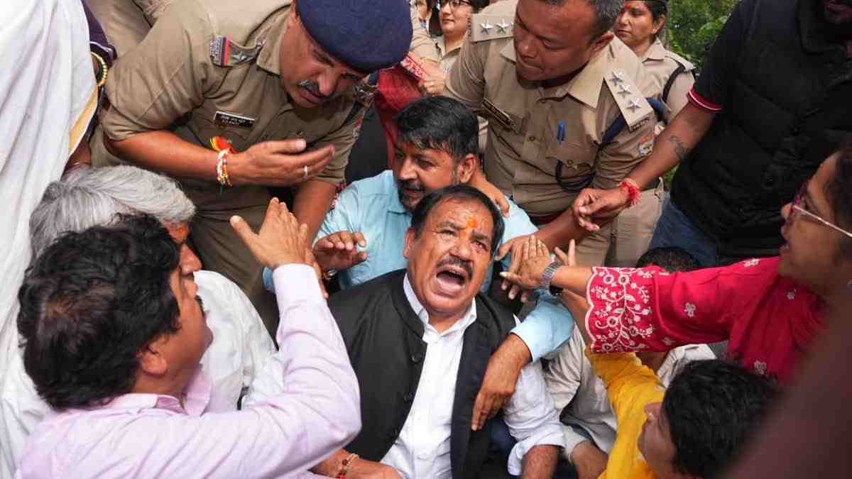 अंकिता भंडारी मामले पर देहरादून में कांग्रेस का प्रदर्शन, लोकभवन कूच के दौरान कई नेता हिरासत में